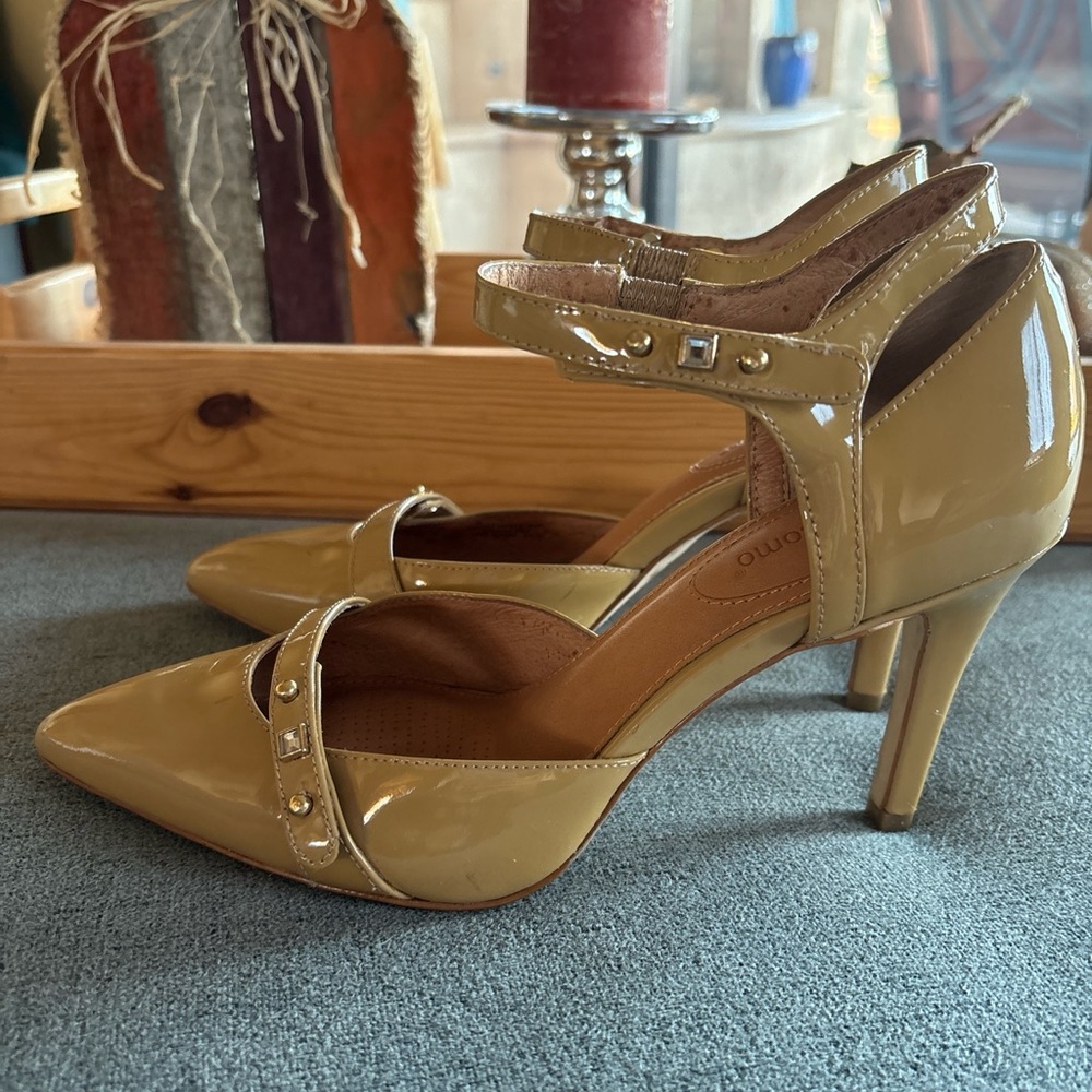 Tan/natural Corso Como patent leather stiletto heels size 8.5 with rhinestones